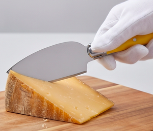 Juego de cuchillos para queso de acero inoxidable de 2 piezas con mangos amarillos y rojos, esparcidor de queso y gancho para queso duro - Product Image 5