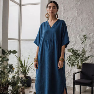 Robe en lin à col en V, coupe décontractée, fentes sur les côtés avec poches profondes, robe d'été bohème confortable pour femmes - Product Image 1