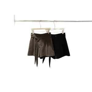 Jupe-short en velours côtelé taille haute de couleur unie pour femme avec ceinture, style minimaliste, coupe classique, fermeture boutonnée - Product Image 1