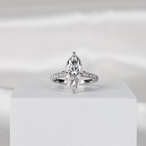 แหวนหมั้นเพชรทรงมาร์คีส์ 3 กะรัต เพชรเลี้ยงในห้องปฏิบัติการ ประดับด้วยวงแหวนรอบเพชรแบบซ่อน ได้รับการรับรองจาก IGI สี E ความสะอาด VVS1 ทองคำขาว 14K ดีไซน์เรียบหรู - Product Image 5