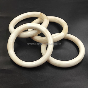 Bracelets en résine design pour femmes, bijoux tendance, bracelets en résine transparente faits à la main pour un look moderne - Product Image 2