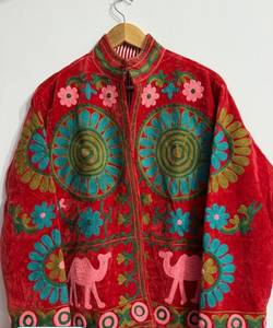OEM ODM Ropa Casual de Invierno para Mujer, Tela de Terciopelo Rojo, Diseño Multicolor con Estampado de Camelones y Flores, Cuello Alto, Manga Larga, Abierto - Product Image 3