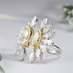 Anillo Abierto de Diamantes de Corte Marquesa en Oro Amarillo Canario Vintage de Lujo, con Doble Racimo de Flores y Corona, para Aniversario o Fiesta - Product Image 4