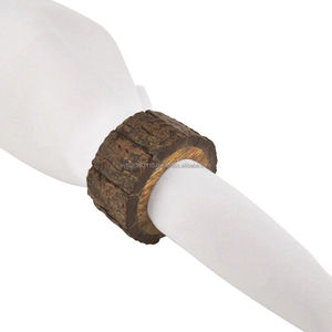 Rond de serviette en bois naturel fait à la main pour les célébrations de mariage de fête de vacances de style ferme - Product Image 1