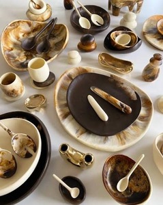 Assiette ronde artistique en résine ILAHI avec motif simple – Durable pour le service, les cadeaux et la décoration intérieure multi-occasions - Product Image 2