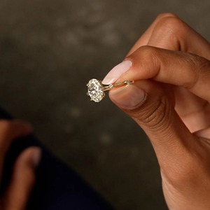 Anillo de Compromiso con Diamante Ovalado de 1.5 Quilates Cultivado en Laboratorio, Oro de 14K con Piedras Laterales, Elegante, Moderno, Atemporal, Certificado por IGI - Product Image 4