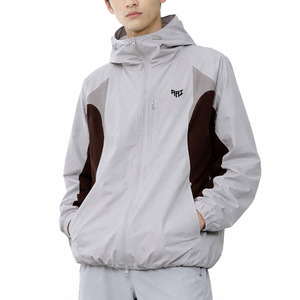 เสื้อแจ็คเก็ตผู้ชายแบบมีฮู้ดสีเทาอ่อน-น้ำตาล  ปรับแต่งโลโก้ได้  รับผลิตแบบ OEM แบรนด์ส่วนตัว  เสื้อกันลมสำหรับกิจกรรมกลางแจ้ง สำหรับผู้ซื้อขายส่ง - Product Image 1