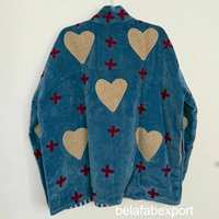 Robe en velours bleu avec applique cœur et motif croix rouge, coupe ample, manches longues, style décontracté et élégant, idéale pour les fêtes