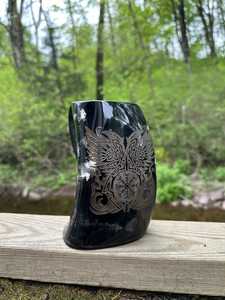 Jarra Vikinga de Cuerno de Búfalo Hecha a Mano, Diseño Rústico Ecológico, Artesanía Única de la Mitología Nórdica - Product Image 1