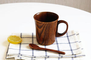 Taza tallada H192 para agua, cerveza o leche con asa, tazas y platillos de madera natural hechos a mano - Product Image 6