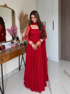 ชุดเดรส Anarkali ปักลายสีแดง Rivaayat พร้อมผ้าคลุมตาข่าย แขนยาว ทรง Maxi  แบบกลับด้านได้ ไม่ยับง่าย เหมาะสำหรับงานเทศกาล  แบบอินเดีย-ปากีสถาน - Product Image 1