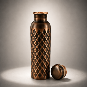 Bouteille d'eau en cuivre, finition satinée lisse avec base texturée, bouteille à boire réutilisable et étanche pour la maison, le bureau, les voyages et le fitness - Product Image 4