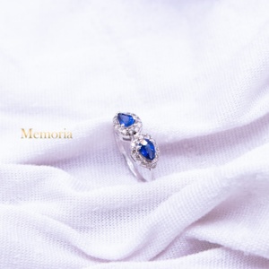 Anillo de Oro Blanco de 18k con Dos Piedras de Zafiro Azul Natural en Forma de Pera y Halo de Diamantes, Joyas Memoria, Venta al Por Mayor - Product Image 4