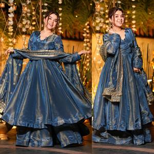 Traje Anarkali de Seda Vichitra NC Premium con Vestido Acolchado, Forro Interior de Micro Algodón, Dupatta con Trabajo de Lentejuelas de 5mm y Pantalones Plazzo - Venta al por Mayor - Product Image 1
