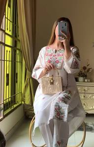 Compre Ropa de Moda Pakistaní para la Temporada de Invierno, Tela de Red Pesada, Seda Chinon Pura, Bordado Multicolor, Moderno, a la Moda, Cómodo, para Bodas - Product Image 2