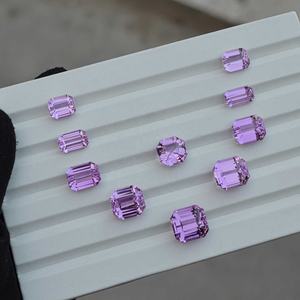 พลอยคุนไซต์สีชมพูอมมุกธรรมชาติ 192 กะรัต เจียระไนทรงแปดเหลี่ยม ความเงางามสูง เหมาะสำหรับทำสร้อยคอ ความใสระดับ VVS พลอยคุนไซต์แบบเม็ด - Product Image 3