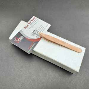 Pince à épiler professionnelle en acier inoxydable japonais brun clair avec logo personnalisé, testée à la main, courbée, à pointe isolante et pointue - Product Image 5