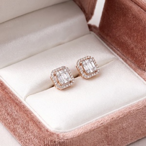 Boucles d'oreilles clous en or jaune massif 18 carats avec diamants baguette naturels et halo carré, collection Memoria Jewels, vente en gros - Product Image 6