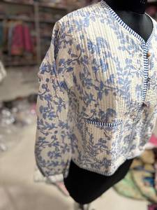 Chaqueta acolchada floral para mujer, cuello en V, manga larga, algodón, para primavera, grosor estándar, cierre de botones, bolsillos con parche, regalo para ella - Product Image 2