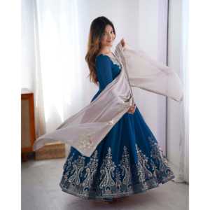 Dupatta Vestido de novia de diseñador con Secuencia de bordado multihilo pesado - Product Image 5