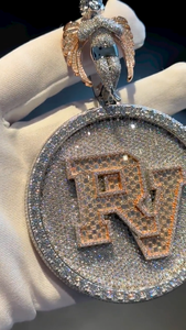 Colgante con inicial RV estilo Iced Out, chapado en rodio sobre plata, con diamante de moissanita VVS, medallón redondo, ala de ángel, amuleto Hip Hop, regalo - Product Image 5