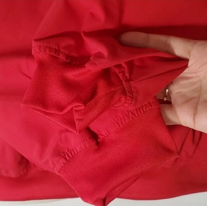 เสื้อแจ็คเก็ตสปอร์ตผู้ชายสีแดง คอวี กันลม กันน้ำ แห้งเร็ว ระบายอากาศได้ดี - Product Image 6