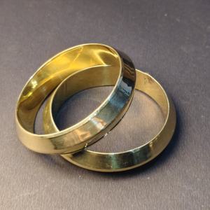 Conjunto de Brazaletes Modernos Geométricos de Latón Pulido - Brazalete Minimalista de Metal Dorado con Borde Biselado - Diseño Contemporáneo al por Mayor - Product Image 2