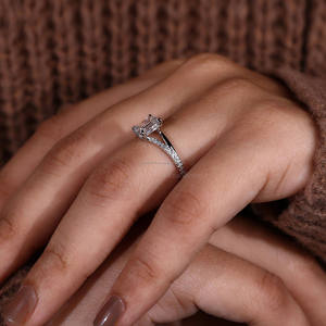 Igi ได้รับการรับรองจรรยาบรรณของผู้หญิงที่ปลูกด้วยเพชรมรกตตัดและแหวนหมั้นแหวนครบรอบวงแยกสำหรับแหวนเพชรของเธอ - Product Image 6