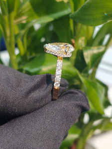 Bague en diamant taille poire en or jaune avec pierres latérales, bijou de fiançailles élégant pour femme, design personnalisé haut de gamme - Product Image 3