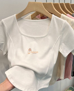 เสื้อยืดผู้หญิงแฟชั่นฤดูร้อน ผ้าฝ้าย 100% ทรงเข้ารูป พิมพ์ลายการ์ตูนและตัวอักษร กันยับ แห้งเร็ว สไตล์ลำลอง ขายส่ง - Product Image 1