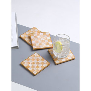 Posavasos de mármol y metal con forma de guisantes, ideal para una sofisticada decoración de mesa, anfitriónía y estilo de comedor, procedente de la India. - Product Image 3