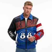 Blouson universitaire personnalisé pour homme en peau d'agneau, avec lettres en strass, patch monogramme clouté, blocs de couleurs tricolores et appliqué, style streetwear