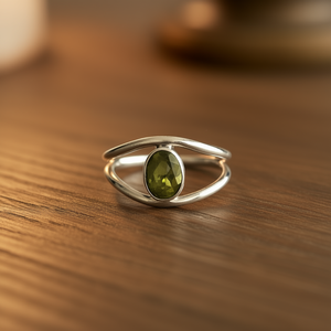 Bague délicate en péridot 3,0 grammes, catégorie montres élégantes - Product Image 3