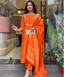 Tenue traditionnelle indienne en viscose Chanderi avec broderie à la main et sequins, costume Salwar Kameez pour femme, idéal pour les mariages - Product Image 1