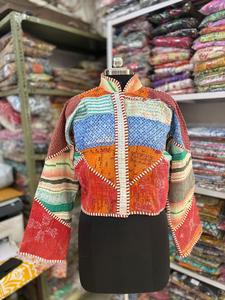 Chaqueta de Invierno de Algodón Acolchado Kantha Hecha a Mano para Mujer, Reversible, Estilo Hippie Bohemio, Corte Regular - Product Image 1