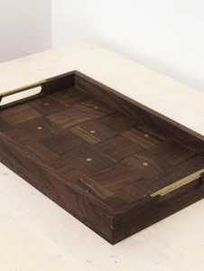 Bandeja de Servir Personalizada de Acacia con Incrustaciones de Latón |   Elegante Bandeja con Asa para Té y Otomana - Product Image 4