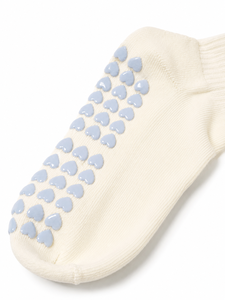 Chaussettes de yoga antidérapantes pour femmes avec logo brodé personnalisé, longueur mi-mollet, en mélange de coton tricoté, style à volants, écologiques pour le quotidien - Product Image 4