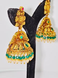 Pendientes Antiguos de Oro Sólido de 22k Hechos a Mano con Motivo de Lakshmi, Esmeraldas Verdes y Perlas Naturales para Bodas - Product Image 2