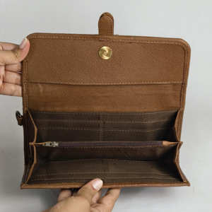 Cartera Corta Unisex de Cuero Genuino Hecha a Mano con Diseño Nuevo, Cierre de Hebilla con Patrón de Piel de Vaca, Estilo Vintage, Anti-Robo y Multifuncional - Product Image 4