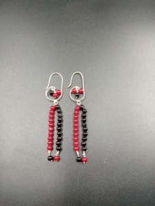 Boucles d'oreilles pendantes plaquées or Amaira Jewels, perles de grenat rouge et noir, bijoux classiques pour femmes, imitation perle, nœud papillon, pour mariage - Product Image 1