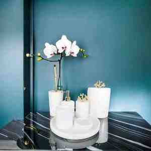 Ensemble de quatre accessoires de salle de bain décoratifs en résine blanche, faciles à nettoyer, pour améliorer l'aspect de la salle de bain et créer une ambiance spa à domicile - Product Image 4