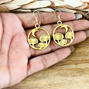 Dernier design Boucles d'oreilles pendantes champignon bohèmes en laiton plaqué or 18 carats pour femme, motif croissant céleste, vente en gros - Product Image 2