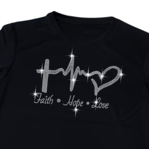Camiseta de manga corta negra para hombre, cuello redondo, tejida, con pedrería, diseño de cruz, corazón, fe, esperanza, amor, estilo casual, corte regular, de spandex/algodón, de secado rápido. - Product Image 1