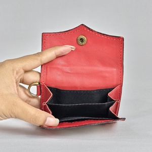 Cartera Vintage de Cuero Genuino con Patrón Geométrico Rojo y Blanco, Cierre de Botón, Correa Única, Portátil, para Uso Diario - Product Image 3