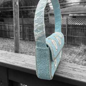 Sac à main rectangulaire artisanal en polyester bleu clair, motif tortue perlé, broderie artisanale, textile lavable, objet d'art de collection - Product Image 3