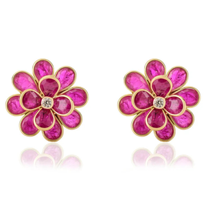 Boucles d'oreilles clous florales en or massif 18 carats avec grappe de rubis et accents de diamants - Product Image 2