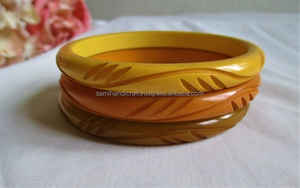 Brazalete de resina iridiscente amarillo menta y ámbar fresco, joyería llamativa - Product Image 4