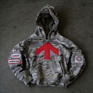 เสื้อฮู้ดดี้ผู้ชายไซส์ใหญ่สีเทาลายพราง ปักลายลูกศรสีแดง แต่งขอบดิบ ป้ายโลโก้แบบกำหนดเอง สไตล์ลำลองแนวสตรีทแวร์ - Product Image 2