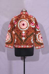 Veste courte en tissu TNT Suzani faite à la main, broderie florale, style ethnique, pour les occasions festives, les fêtes et les mariages. - Product Image 4