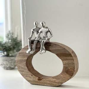 Escultura de aluminio fundido que investiga la estabilidad de la forma, la sutileza táctil y la fuerza tranquila del diseño minimalista. - Product Image 2